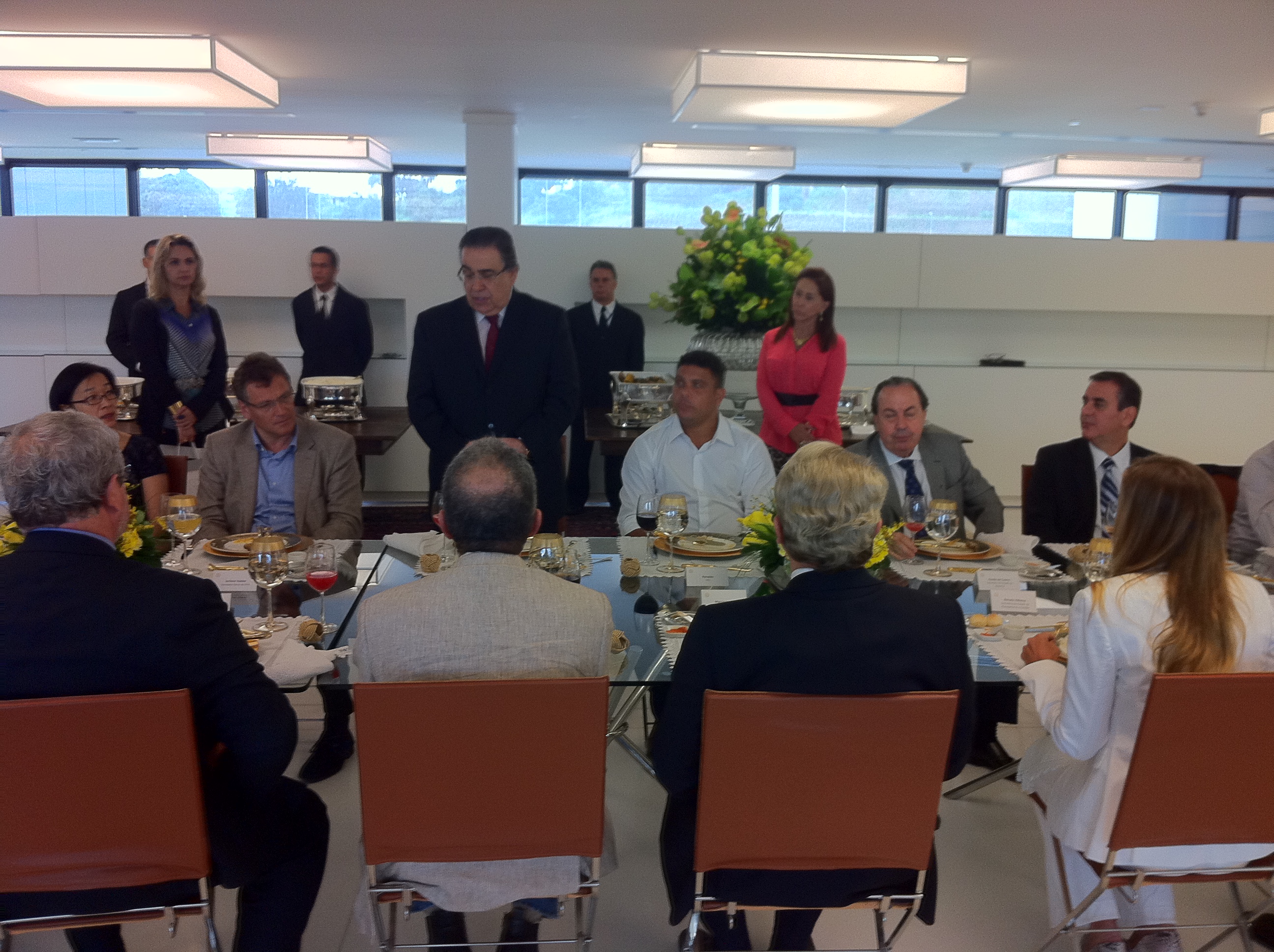 Secretário-Danilo-de-Castro-recebe-secretário-geral-da-Fifa