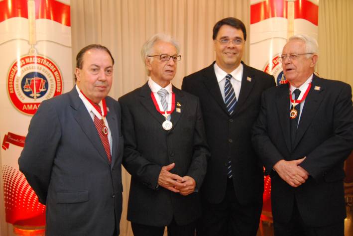 Secret&aacute;rio de Estado de Governo &eacute; agraciado pela Amagis