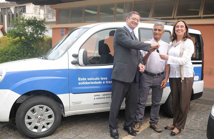 Servas entrega ve&iacute;culos para Apaes de quatro munic&iacute;pios