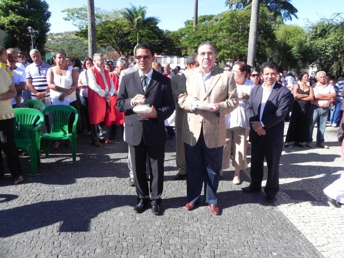 Vice-governador Alberto Pinto Coelho participa da missa de P&aacute;scoa em Sabar&aacute;