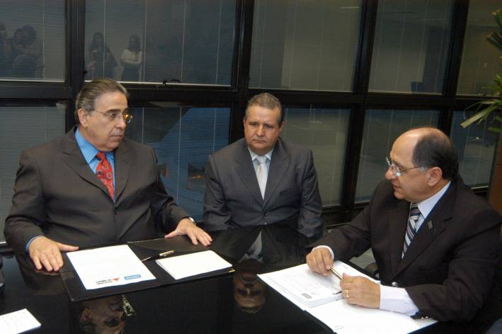 Vice-governador assina ordem de servi&ccedil;o e conv&ecirc;nio para obras em Itamarandiba