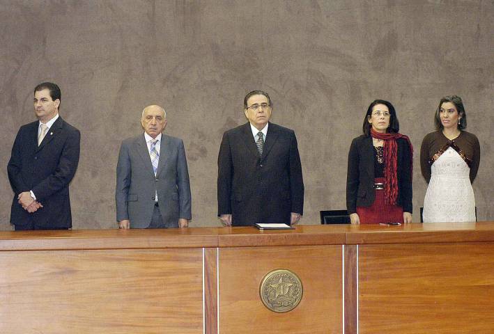 Vice-governador empossa novos titulares de cart&oacute;rio em Minas