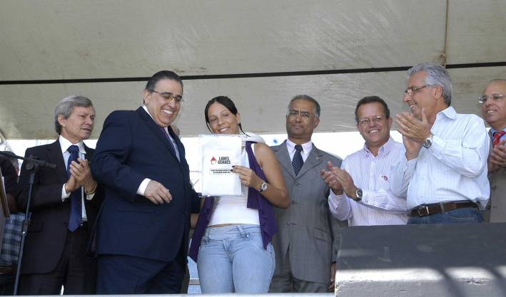 Vice-governador entrega casas no município de Corinto