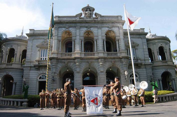 Visitantes aplaudem solenidade e visitam Palácio da Liberdade