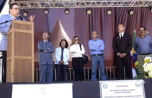 alberto-pinto-coelho-inaugura-iluminacao-do-estadio-em-congonhas-do-norte_n_i_left