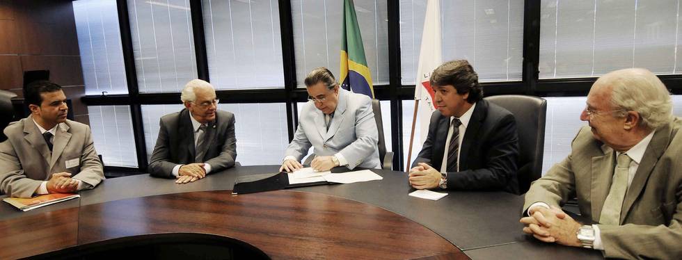 alberto-pinto-coelho-libera-recursos-e-equipamentos-de-hemodialise-para-hospital-de-nova-lima_n_i_center_full