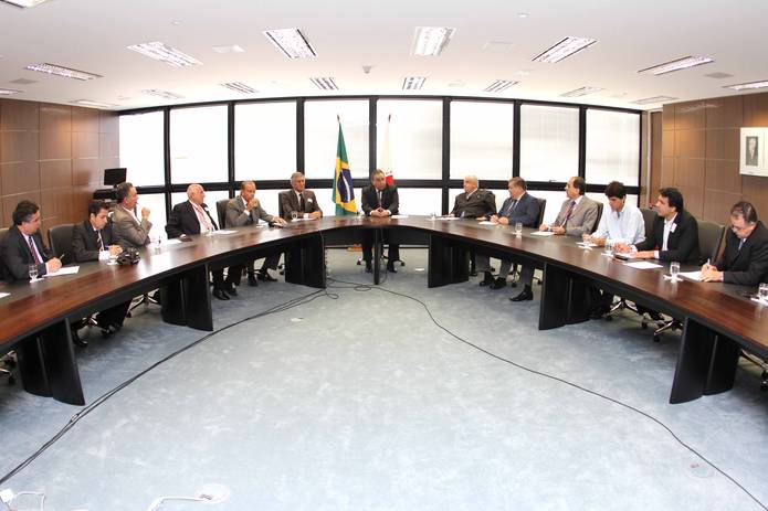 alberto-pinto-coelho-participa-de-reuniao-sobre-reforma-do-parque-de-exposicoes-da-gameleira_n_i_center