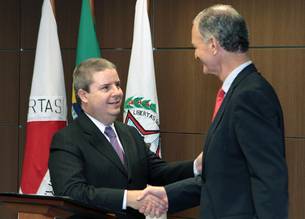 anastasia-assina-protocolo-para-criar-centro-de-consultoria-de-gestao-e-tecnologia-em-minas_n_i_right