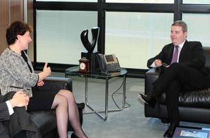 anastasia-se-reune-com-nova-diretora-do-banco-mundial-no-brasil_n_i_left