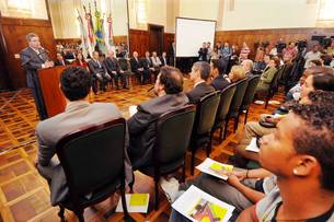 antonio-anastasia-anuncia-construcao-do-centro-de-referencia-da-juventude-de-belo-horizonte_n_i_right