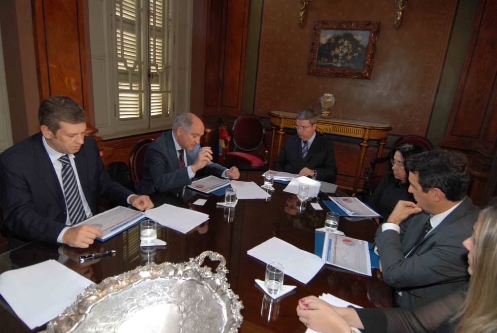 antonio-anastasia-recebe-diretores-do-grupo-votorantim_n_i_center_full