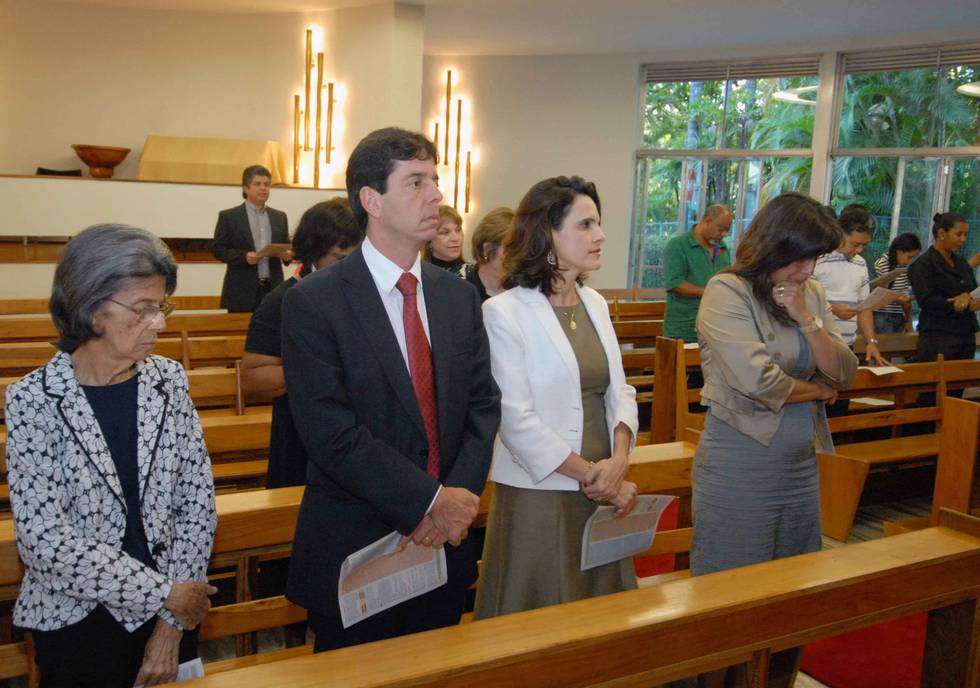 dinis-pinheiro-participa-de-missa-em-homenagem-as-maes_n_i_center_full