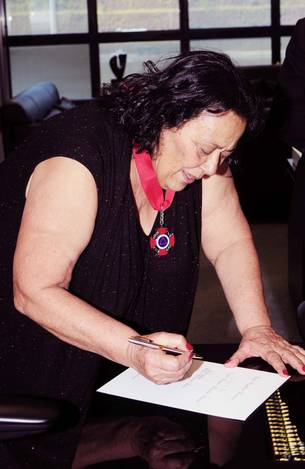 governador-anastasia-entrega-medalha-da-inconfidencia-a-teuda-bara_n_i_left