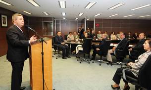 governador-anastasia-lanca-programa-minas-presente-na-escola_2_n_i_left