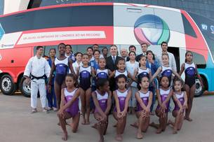 governador-anastasia-visita-onibus-olimpico-da-rede-record_n_i_left