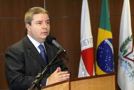 governador-antonio-anastasia-formalizou-parceria-com-a-infosys_n_i_relacionamento