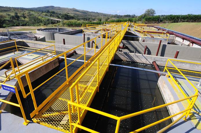 governador-antonio-anastasia-inaugura-ete-e-visita-fabrica-de-agua-mineral-em-araxa_n_i_center