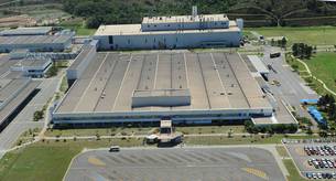 governador-antonio-anastasia-inaugura-fabrica-de-caminhoes-da-mercedes-benz-em-juiz-de-fora_n_i_left