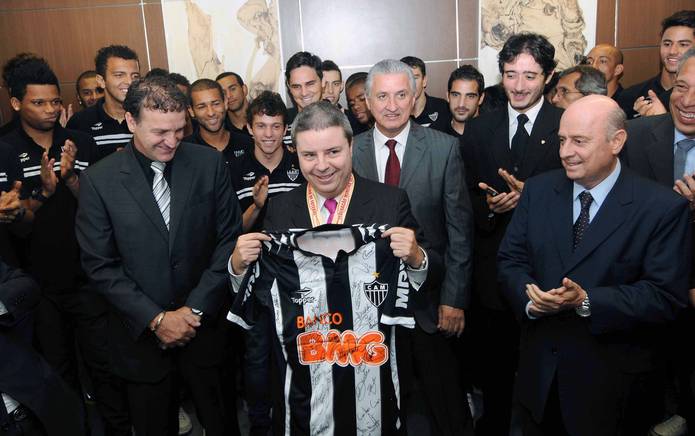 governador-antonio-anastasia-recebe-campeoes-mineiros-de-2012_n_i_center
