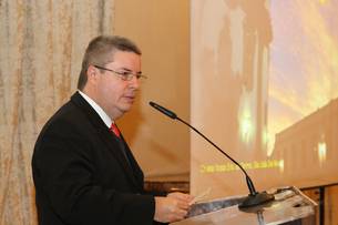 governador-apresenta-atracoes-turisticas-de-minas-para-italianos_n_i_left