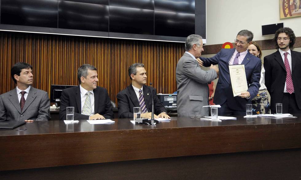 governador-em-exercicio-participa-de-solenidade-na-camara-municipal-de-bh_n_i_center_full