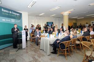 governador-participa-de-lancamento-do-banco-de-empregos_n_i_left