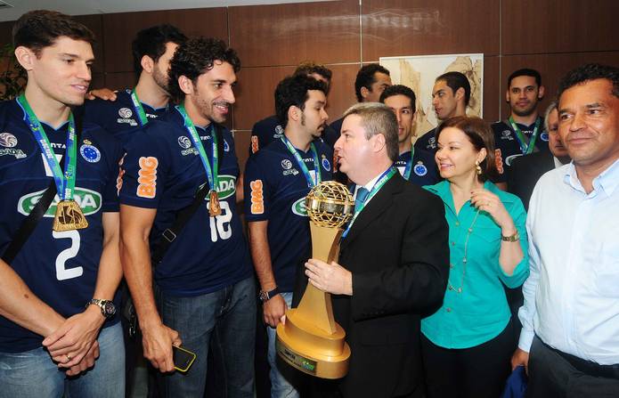 governador-recebe-campeoes-da-superliga-masculina-de-volei_n_i_center