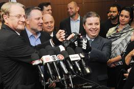 governador-recebeu-organizadores-do-ufc-147-evento-internacional-a-ser-realizado-em-junho-em-bh_n_i_relacionamento