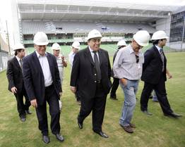 visitantes-tiveram-a-oportunidade-de-conhecer-o-gramado-o-vestiario-e-as-arquibancadas_n_i_relacionamento